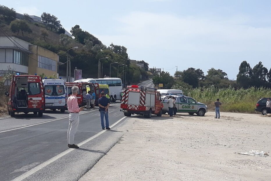Colisão entre carro e autocarro na Malveira, em Mafra