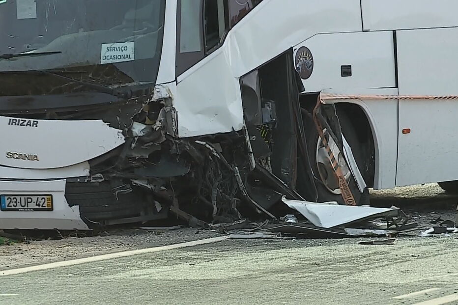 Autocarro choca com carro