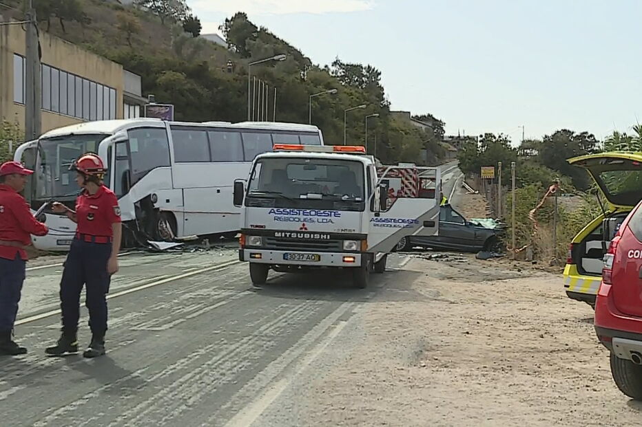 Autocarro choca com carro