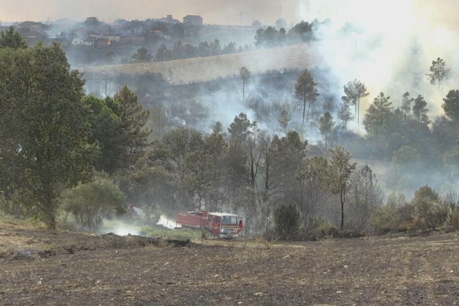 Incêndio em Valpaços destrói casa devoluta e obriga a evacuar aldeia