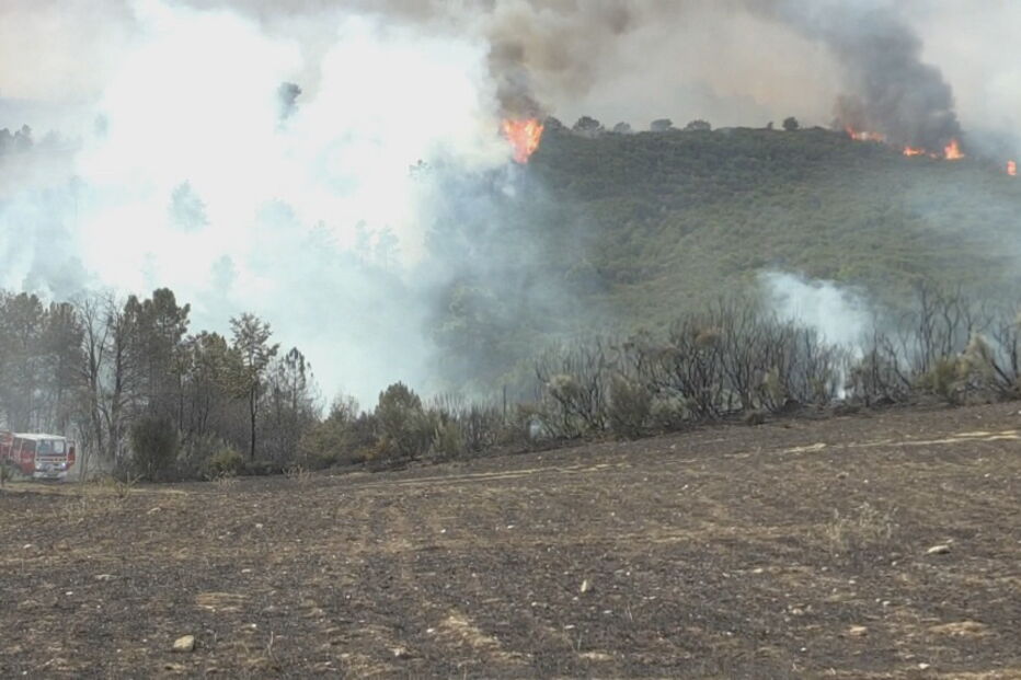 Incêndio em Valpaços destrói casa devoluta e obriga a evacuar aldeia