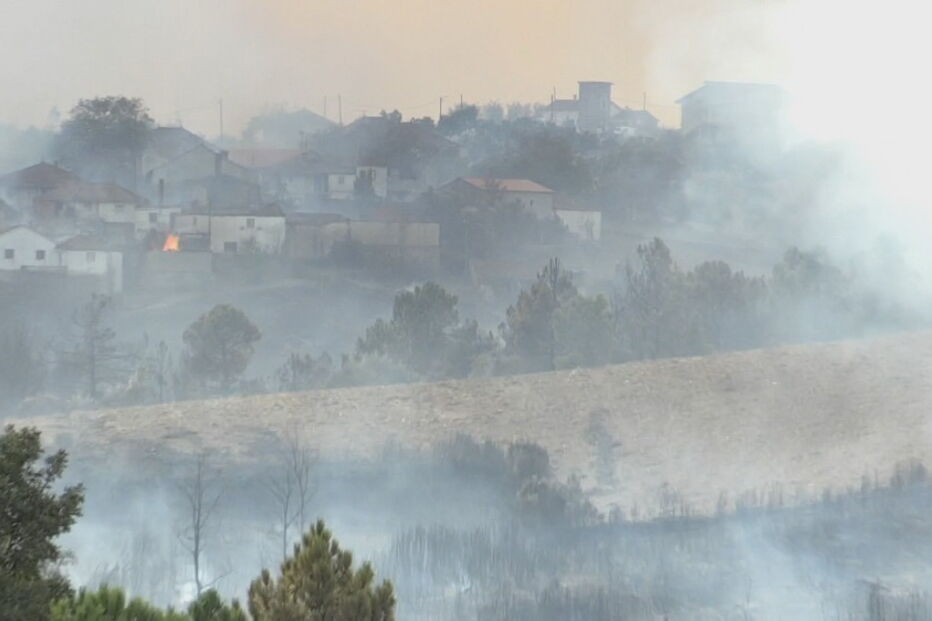 Incêndio em Valpaços destrói casa devoluta e obriga a evacuar aldeia