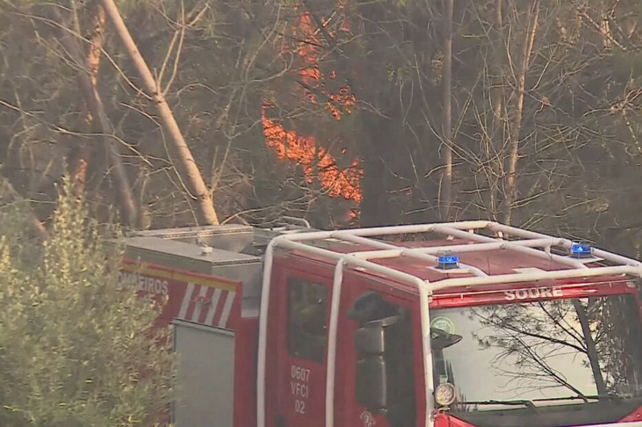 Fogo em Pombal perto de casas mobiliza mais de 100 operacionais