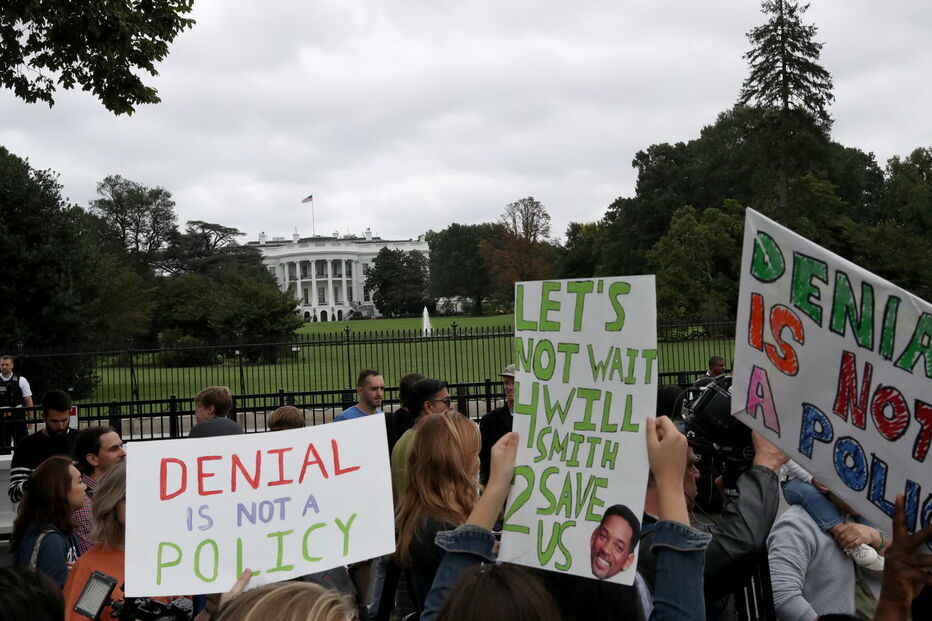 Jovem ativista Greta Thunberg manifesta-se frente à Casa Branca para exigir ação