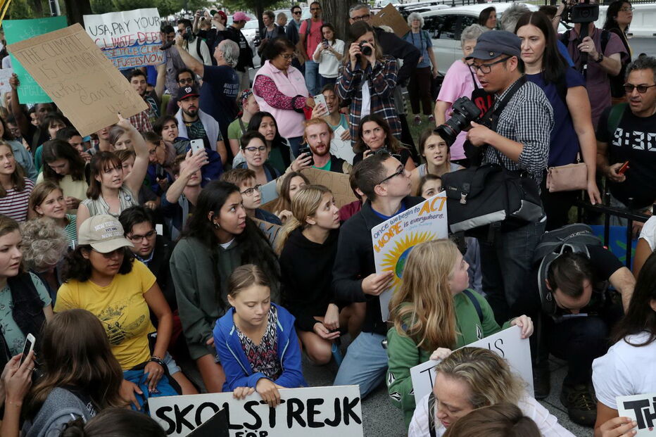 Jovem ativista Greta Thunberg manifesta-se frente à Casa Branca para exigir ação