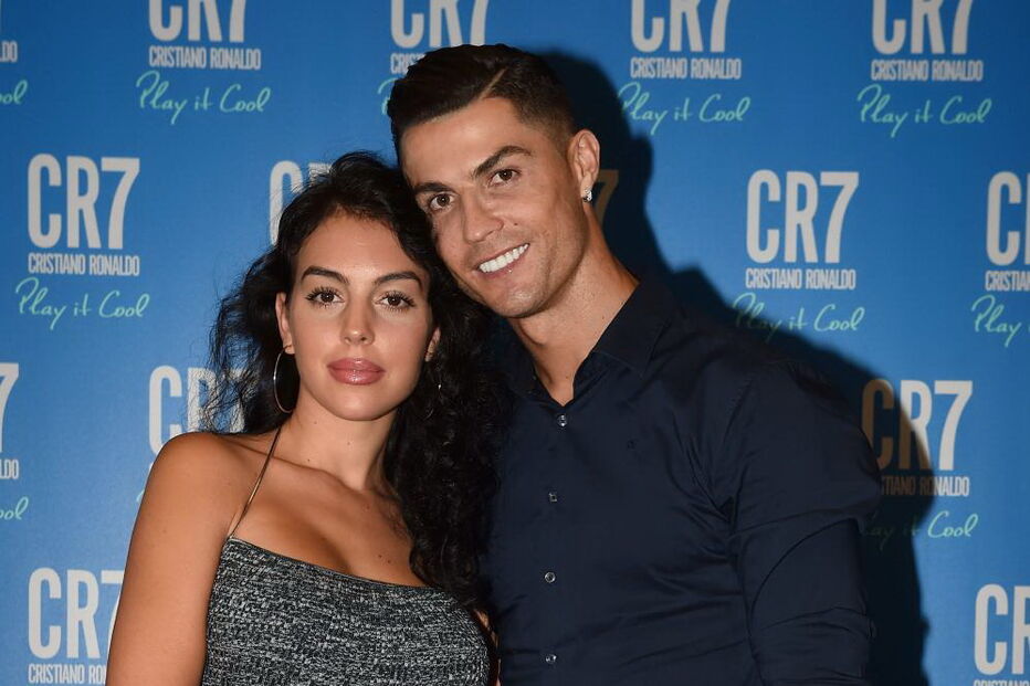 Georgina Rodriguez e Cristiano Ronaldo mostram-se apaixonados em evento