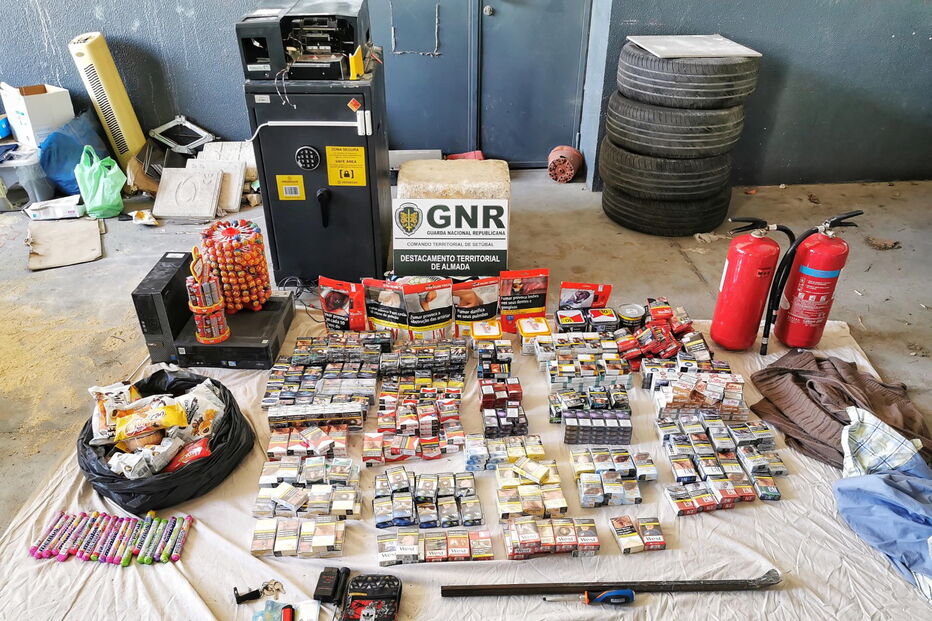 Detidos por furto num posto de combustível em Almada ficam em prisão preventiva