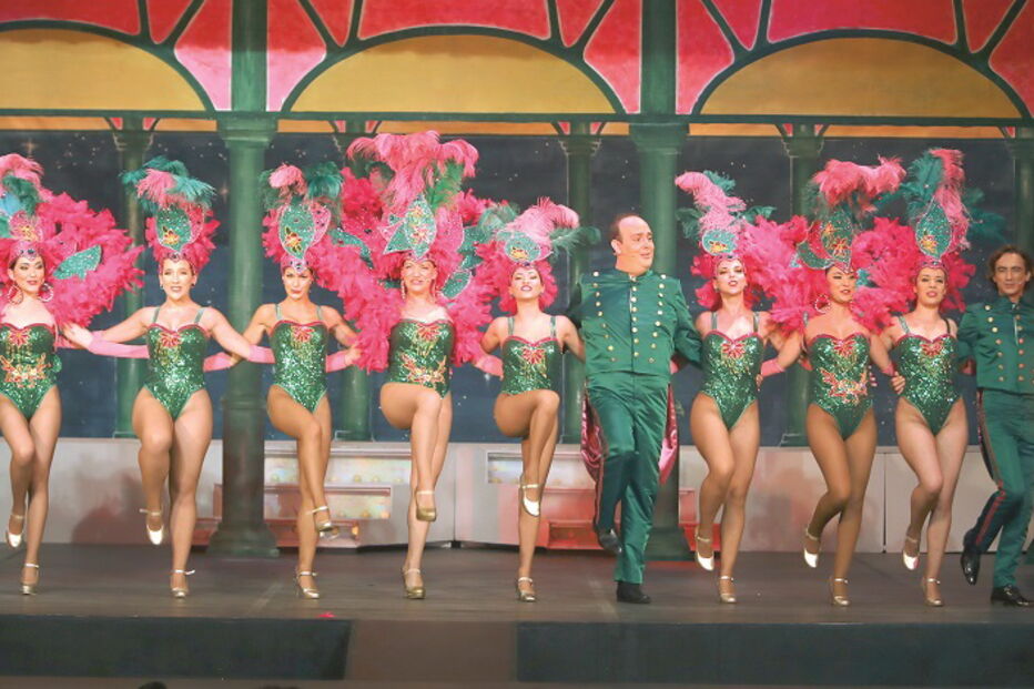 O elenco no número de abertura 