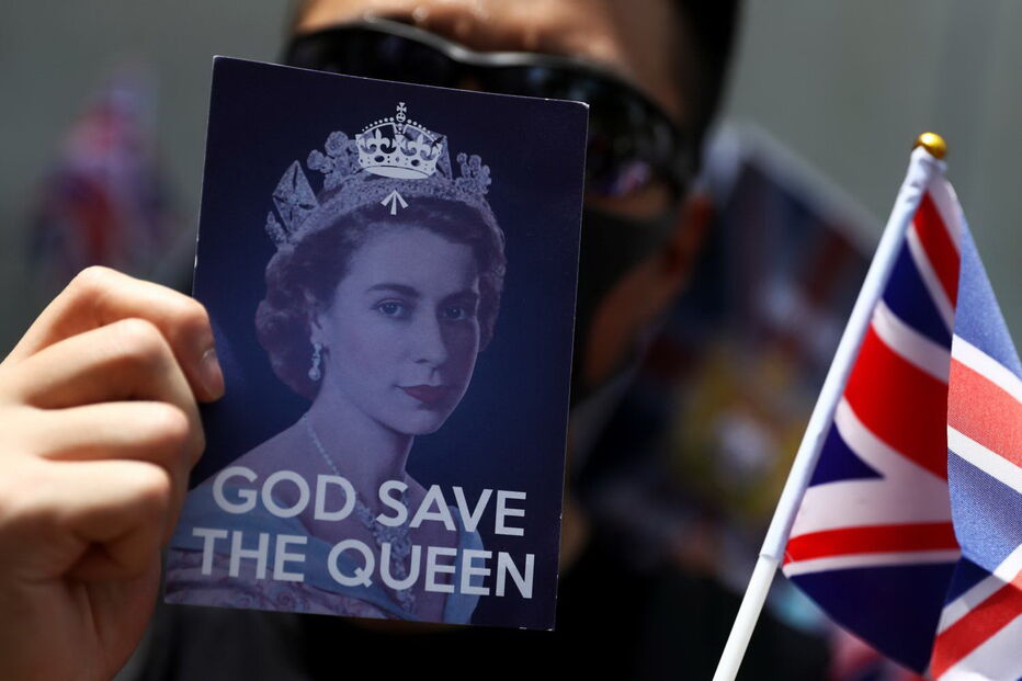 Manifestantes junto ao consulado britânico pedem que Reino Unido salve Hong Kong