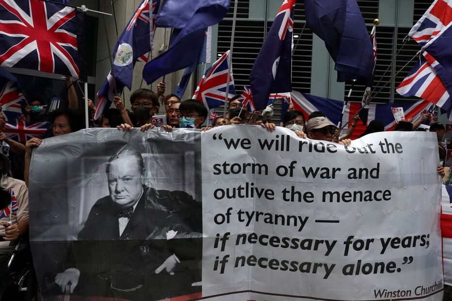 Manifestantes junto ao consulado britânico pedem que Reino Unido salve Hong Kong