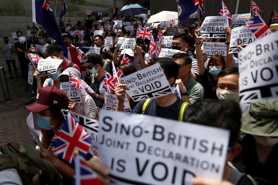 Manifestantes junto ao consulado britânico pedem que Reino Unido salve Hong Kong