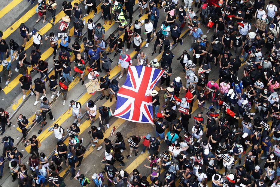 Manifestantes junto ao consulado britânico pedem que Reino Unido salve Hong Kong