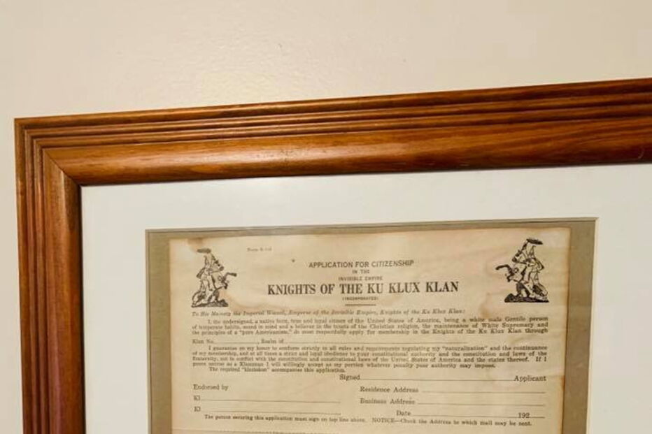 Polícia americano despedido por ter folha de inscrição no Ku Klux Klan em casa