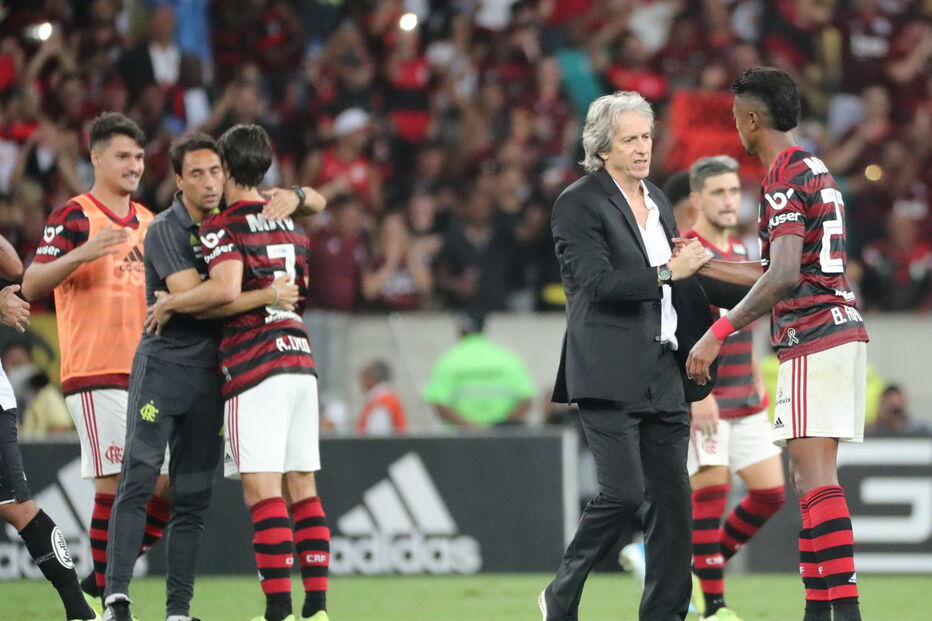 Jorge Jesus vira ídolo no Rio e Maracanã explode com cânticos para o 'mister' após nova vitória do Flamengo