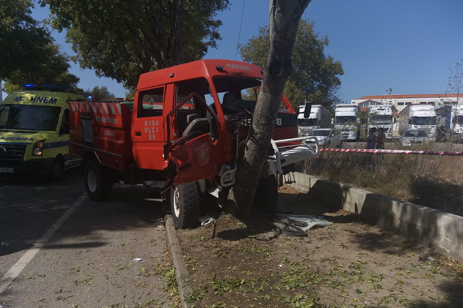 Quatro bombeiros feridos em colisão violenta contra árvore