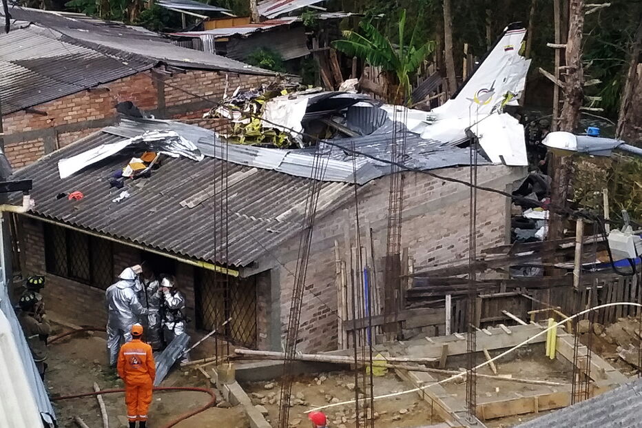 Aeronave cai em bairro na Colômbia