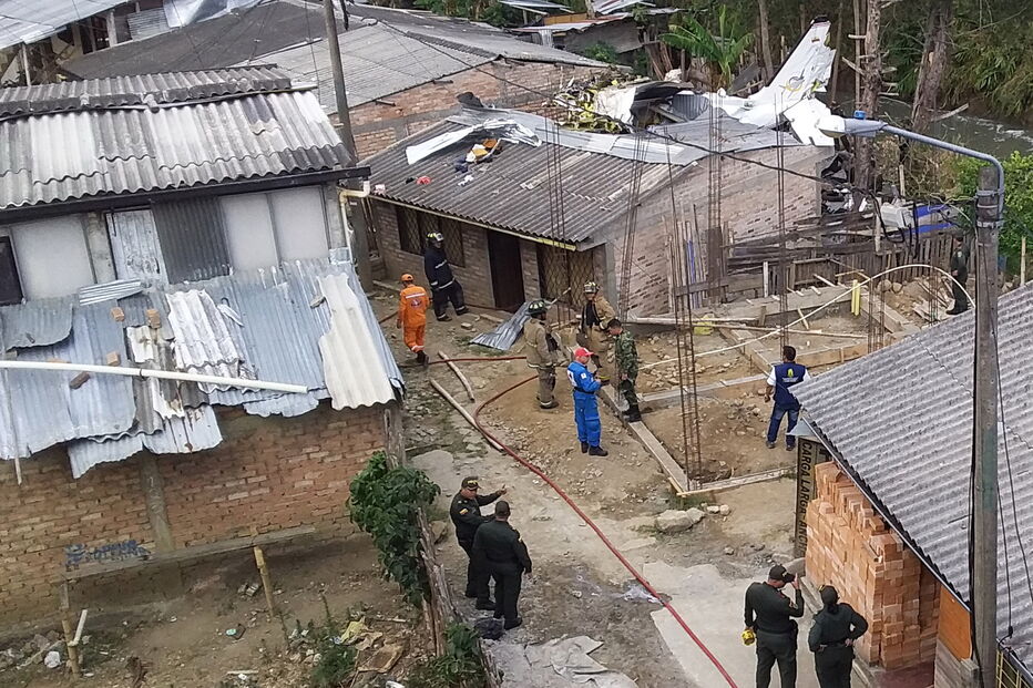 Aeronave cai em bairro na Colômbia
