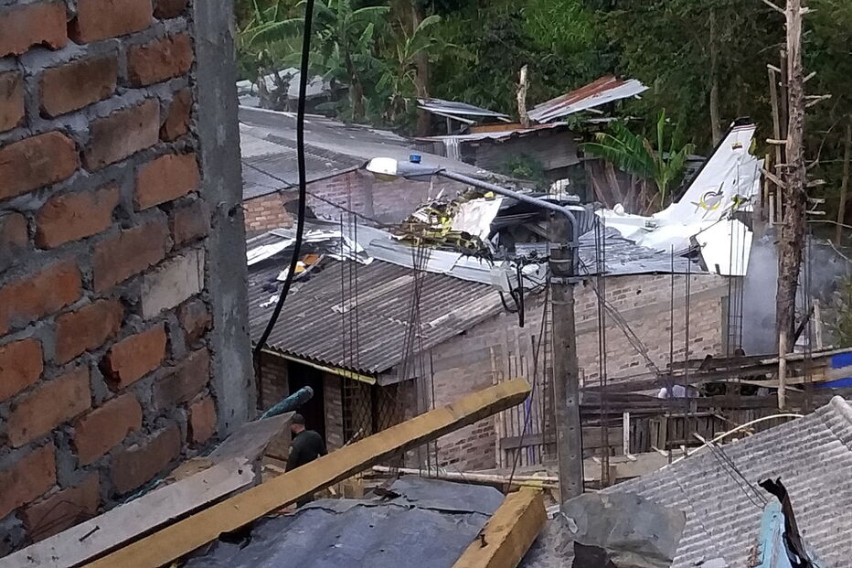 Aeronave cai em bairro na Colômbia