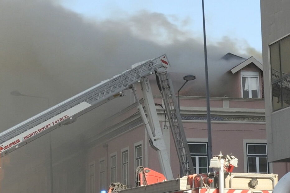  Incêndio consome prédio em Setúbal