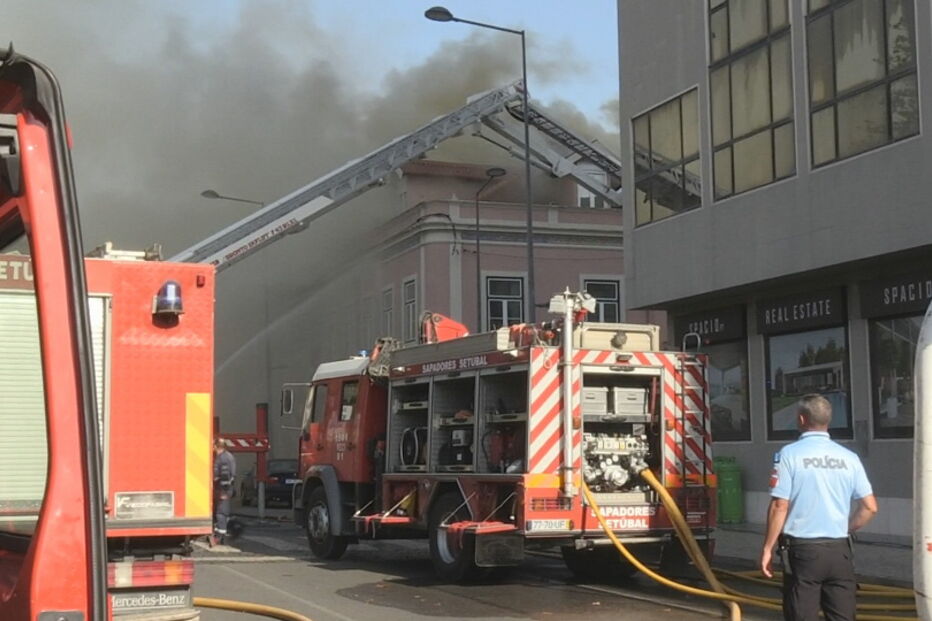  Incêndio consome prédio em Setúbal