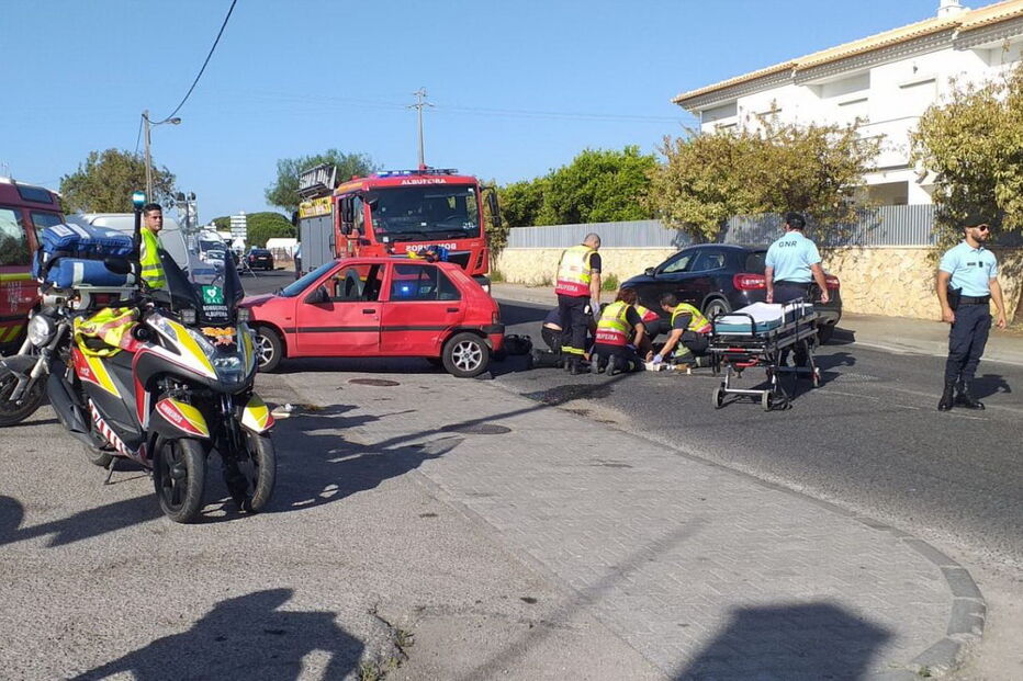 Motociclista gravemente ferido após colisão com carro em Albufeira  