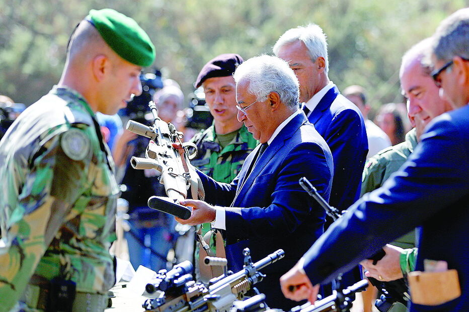 António Costa presidiu à cerimónia em que a G3 foi substituída pela moderna espingarda belga scar-l 