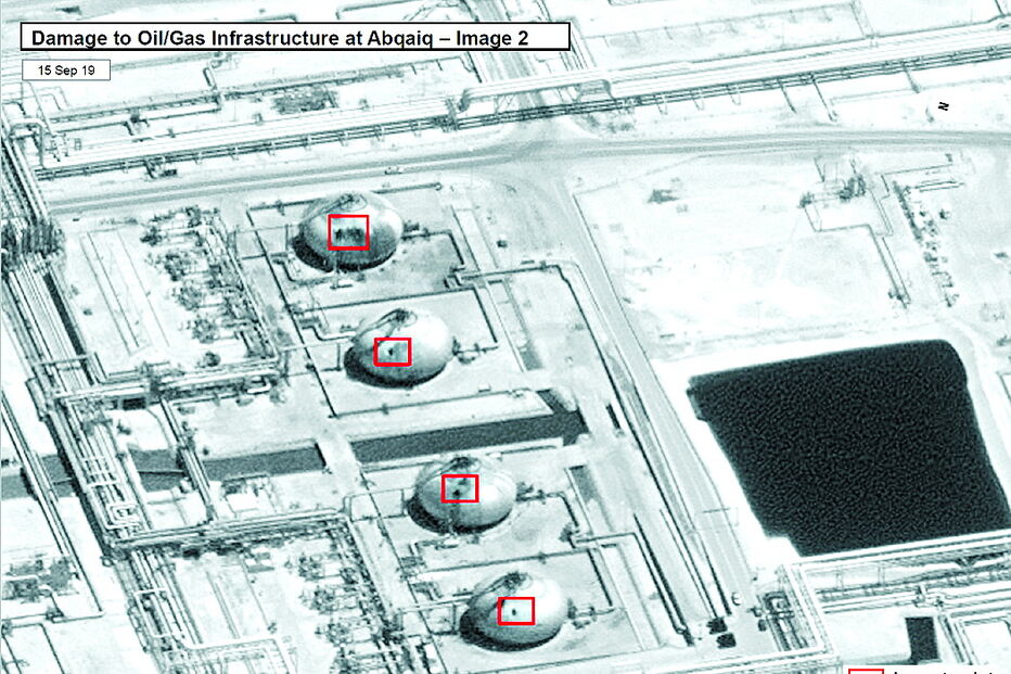Fotos de satélite divulgadas pelos EUA mostram pontos de impacto contra petrolíferas