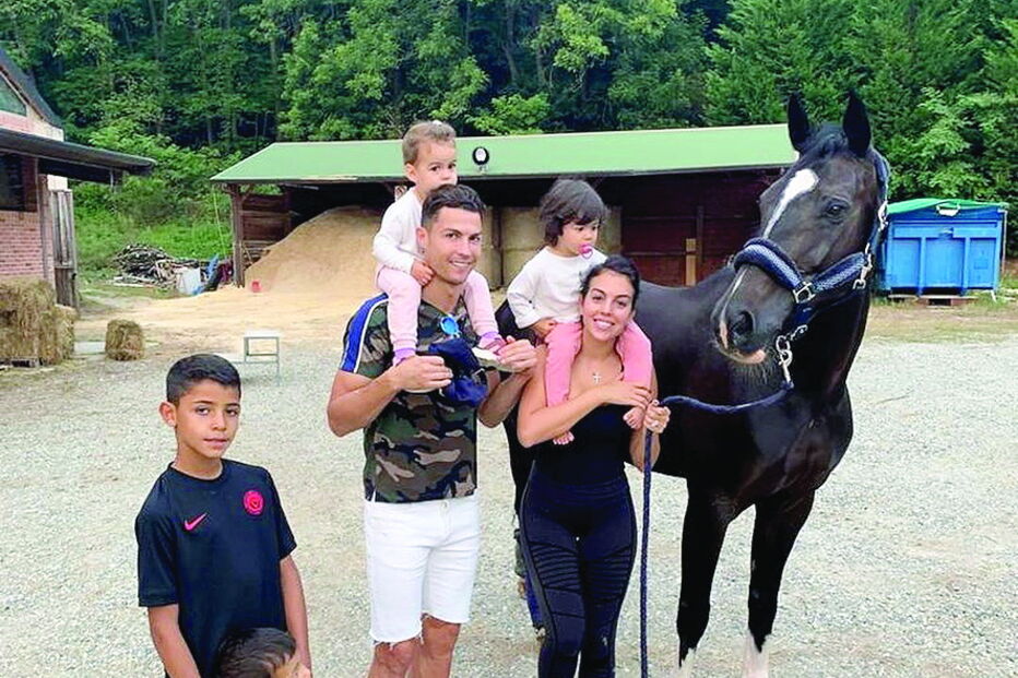 Cristiano Ronaldo e Georgina acompanhados por Cristianinho, Eva, Mateo e Alana