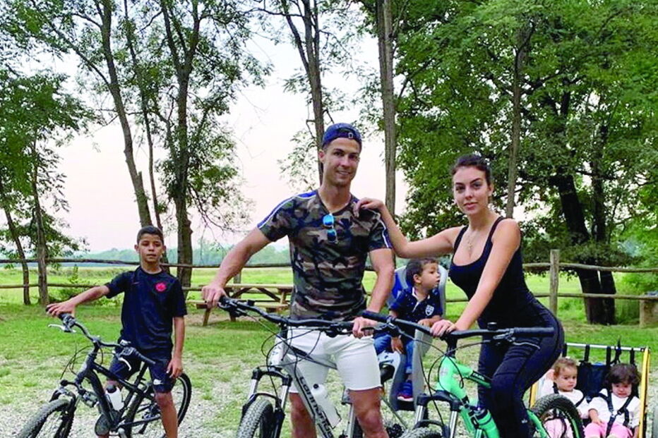 Cristiano Ronaldo e Georgina acompanhados por Cristianinho, Eva, Mateo e Alana