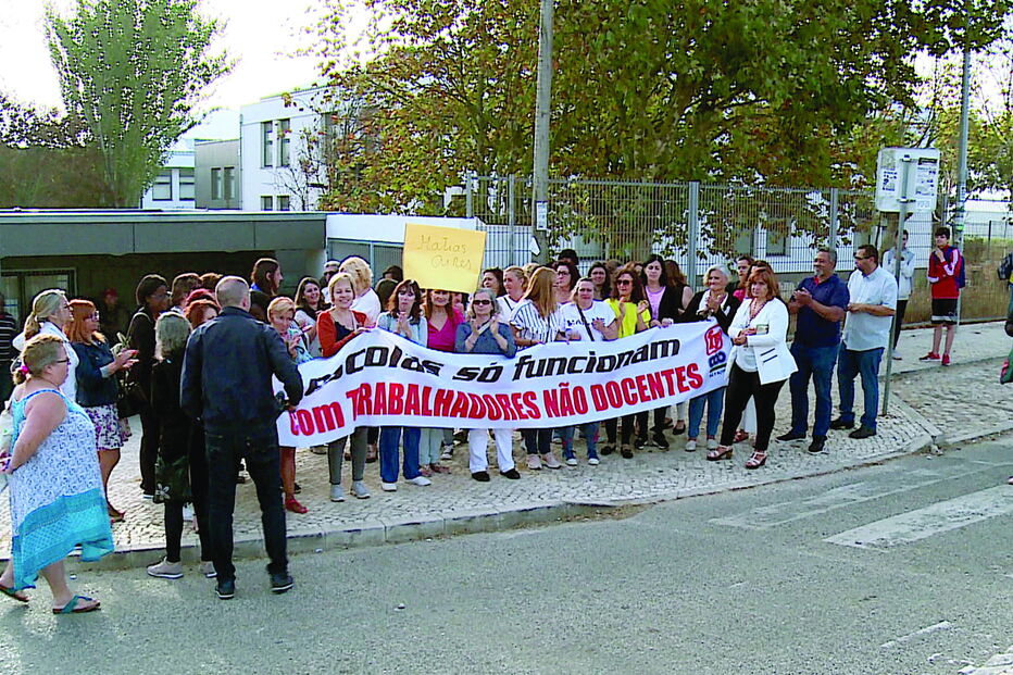 Escola Secundária de Mem Martins foi uma das sete que estiveram encerradas no concelho de Sintra: falta de auxiliares continua a marcar o começo deste ano letivo 