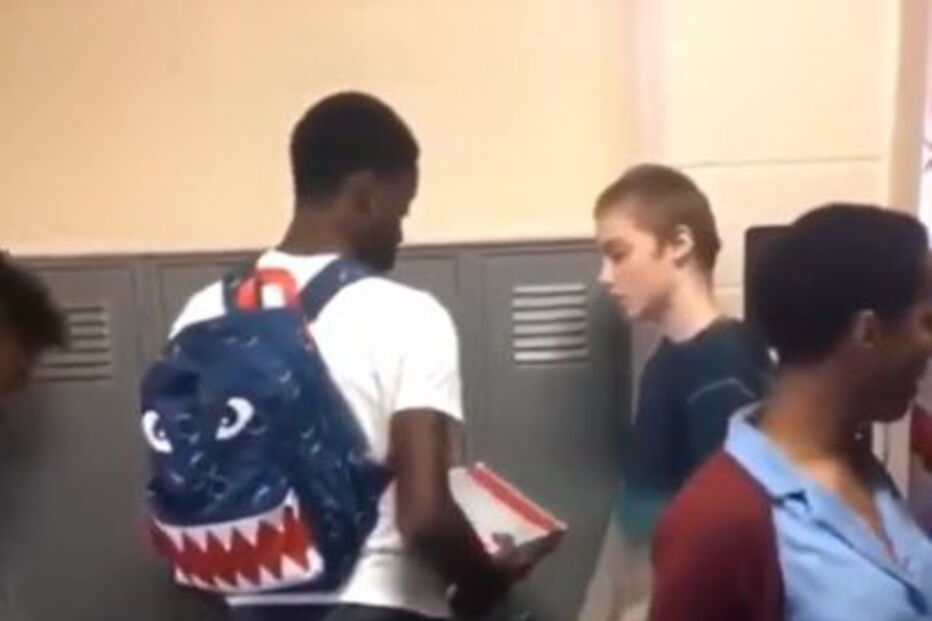 Colegas oferecem roupa a jovem após ser gozado por usar sempre a mesma indumentária 