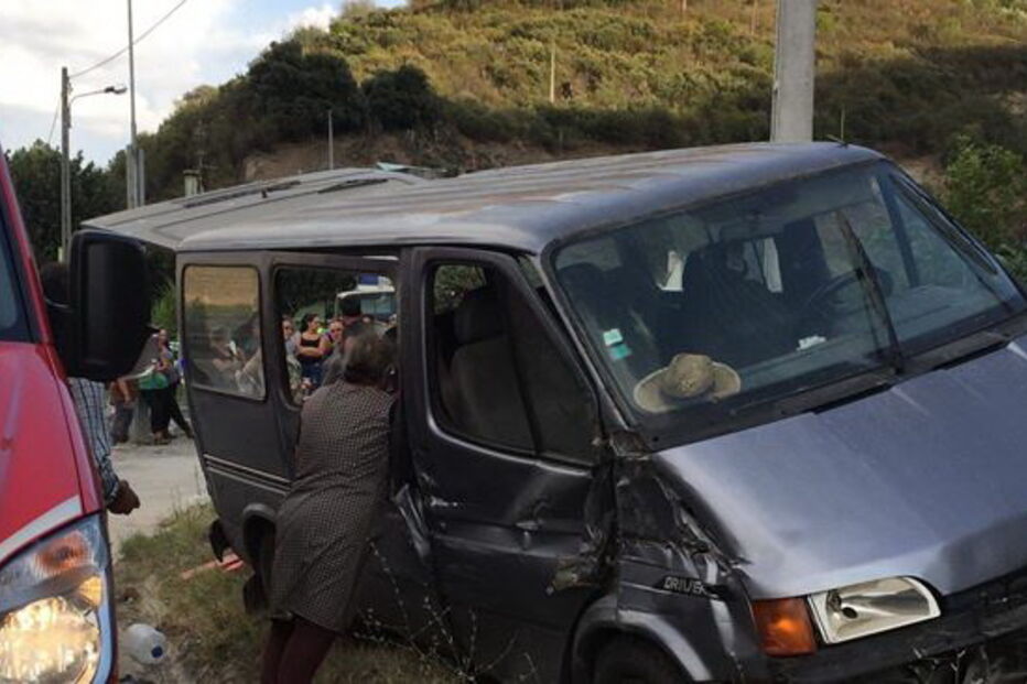 Cinco feridos após despiste de carrinha em Tabuaço