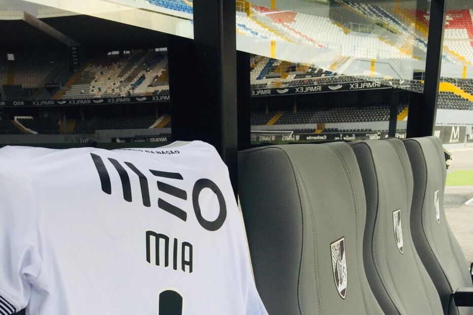 Atriz porno que ofereceu apoio ao Vitória de Guimarães já tem a camisola do clube... com o seu nome