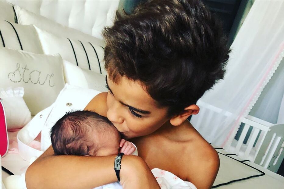 Dinis com a bebé Valentina ao colo