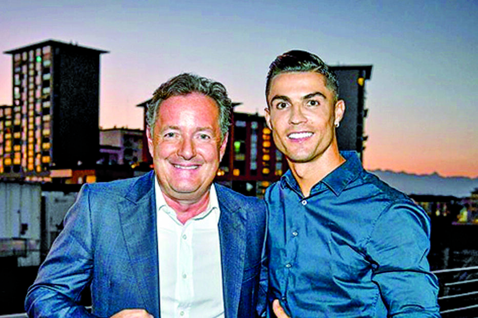 CR7 no final da entrevista, com o apresentador britânico Piers Morgan