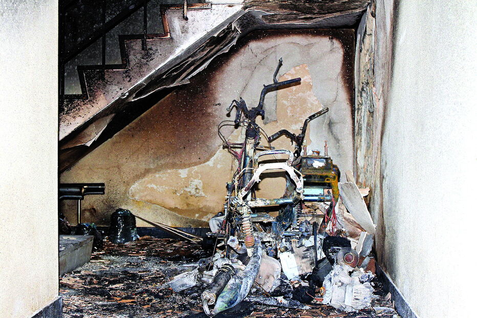 Motas que estavam no hall de um prédio ficaram destruídas