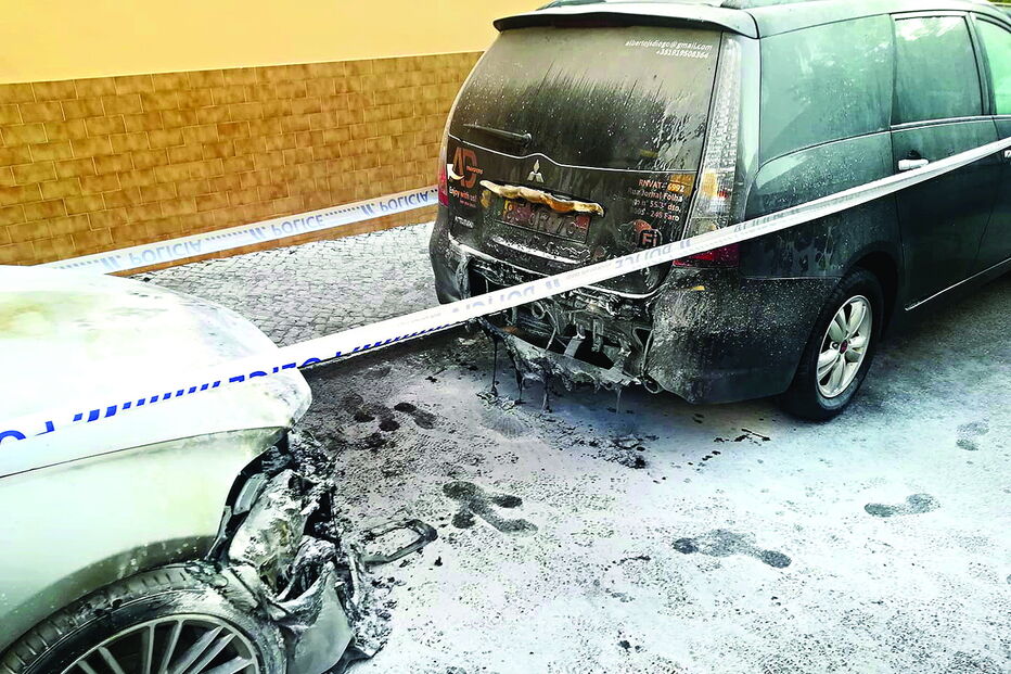 Carrinha de transferes e carro atingidos por fogo