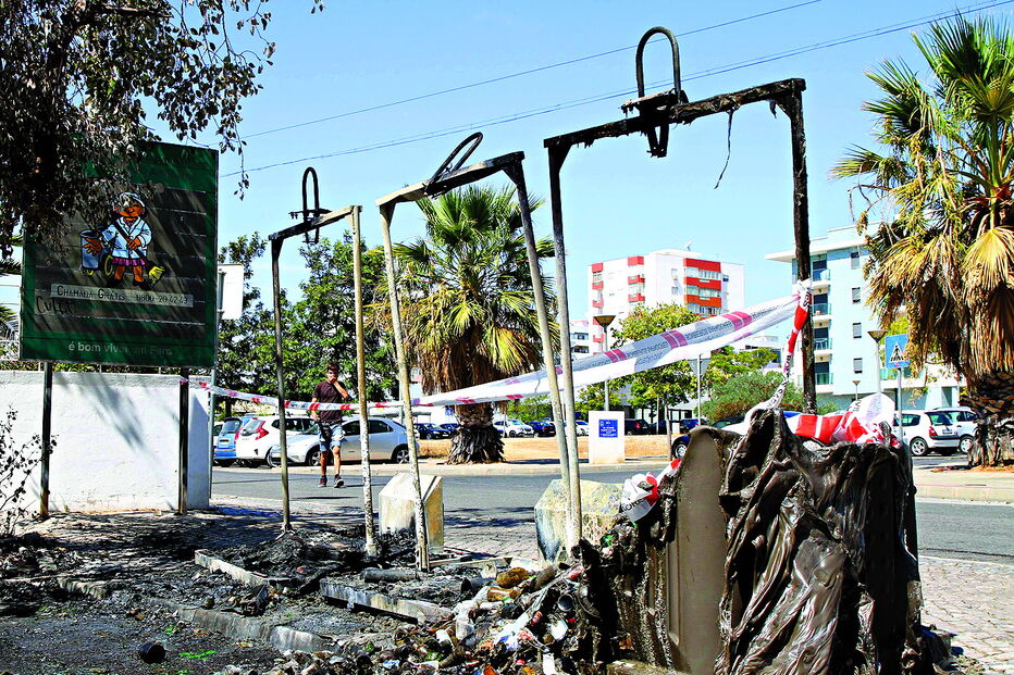 Ecoponto foi completamente consumido pelas chamas