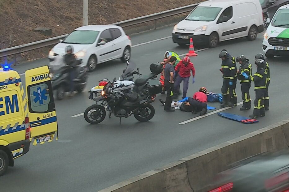 Despiste de mota corta três vias da A5 em Monsanto