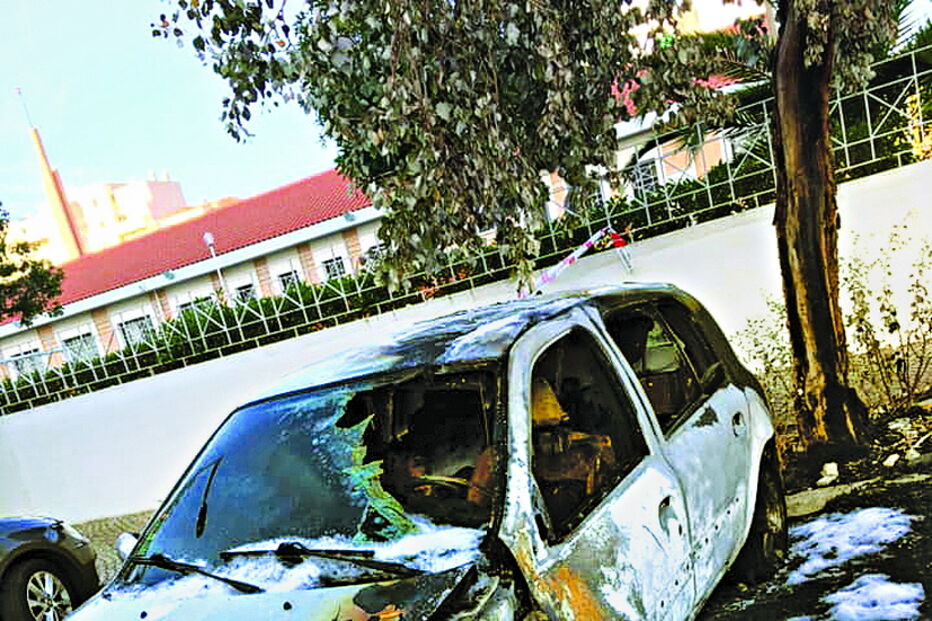 Automóvel estacionado junto a ecoponto foi atingido pelo fogo 