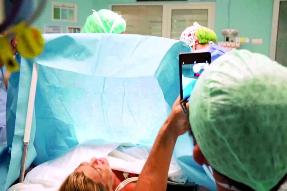 Atriz deixou-se filmar durante o parto do filho