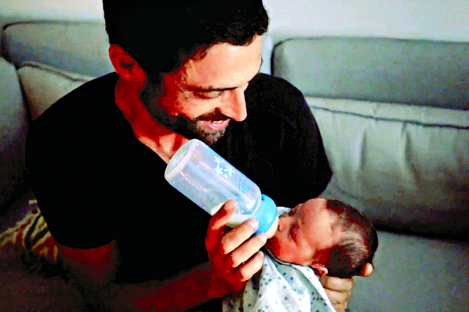 Atriz deixou-se filmar durante o parto do filho