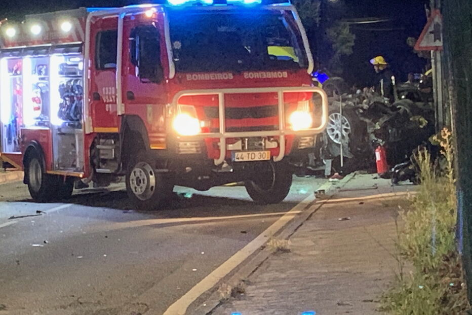 Três mortos em despiste e violenta colisão com muro em Paços de Ferreira