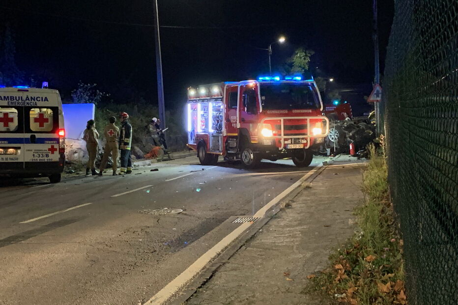 Três mortos em despiste e violenta colisão com muro em Paços de Ferreira