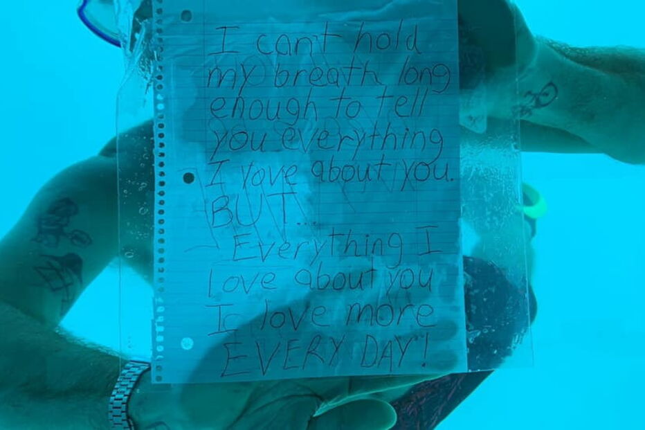 Homem faz pedido de casamento debaixo de água e acaba afogado