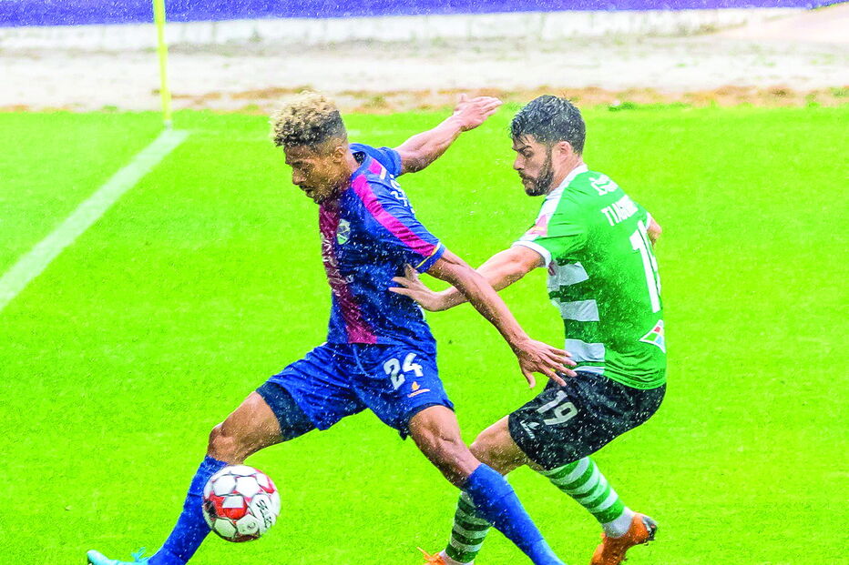 João Correia, do D. Chaves, protege a bola perante a oposição e a insistência de Tiago Moreira 