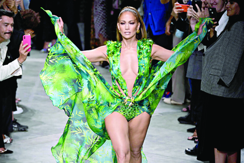 Jennifer Lopez desfilou a coleção da Versace de Primavera
