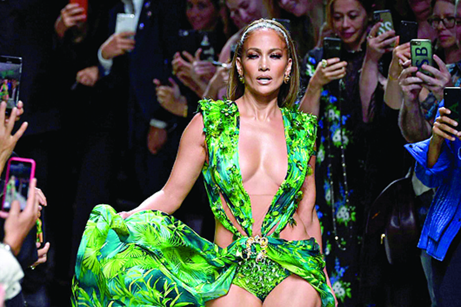 Jennifer Lopez desfilou a coleção da Versace de Primavera