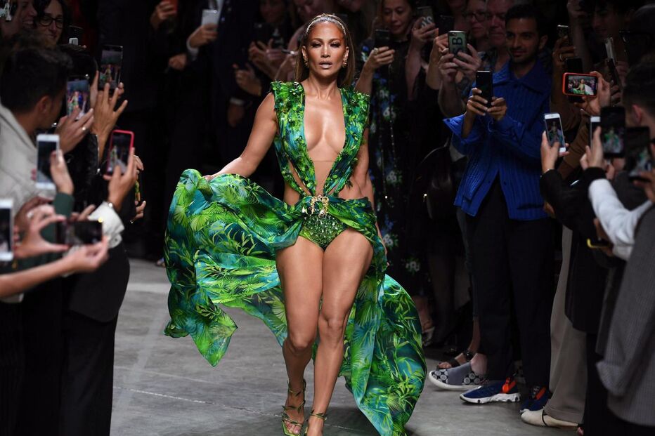 Jennifer Lopez desfilou a coleção da Versace de Primavera