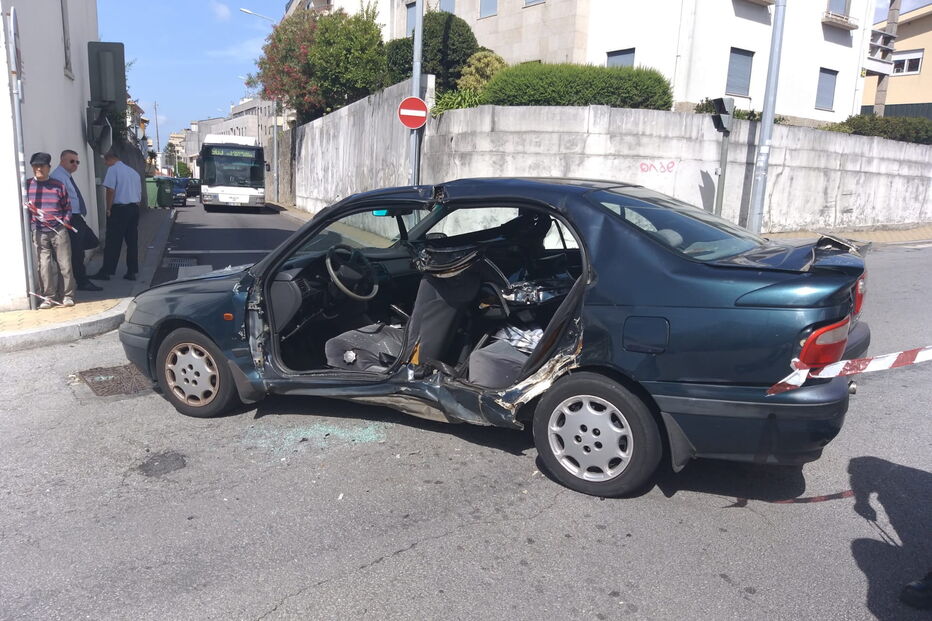 Criança e mulher feridas em colisão em Vila Nova de Gaia